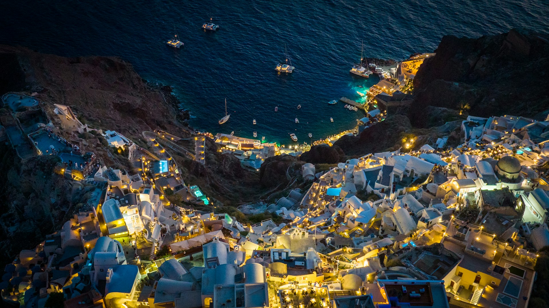 Santorini: Consigli per Visitare l’Isola più Romantica delle Cicladi